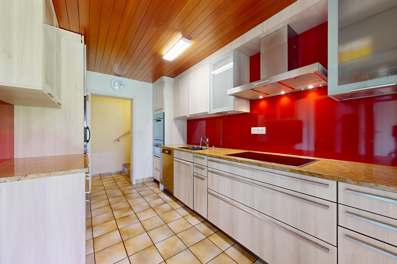 küche mit dunstabzugshaube, wood ceiling, holzdecke, stone countertops, und stein arbeitsplatten