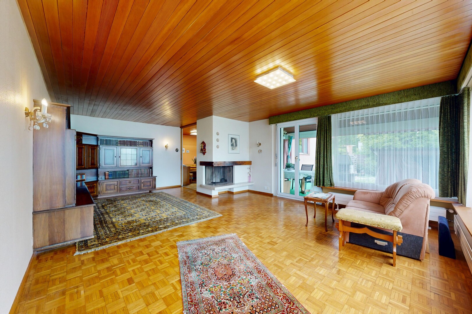 rezeption / lobby mit natural light, wood ceiling, inside property, drywall, und parquet floor