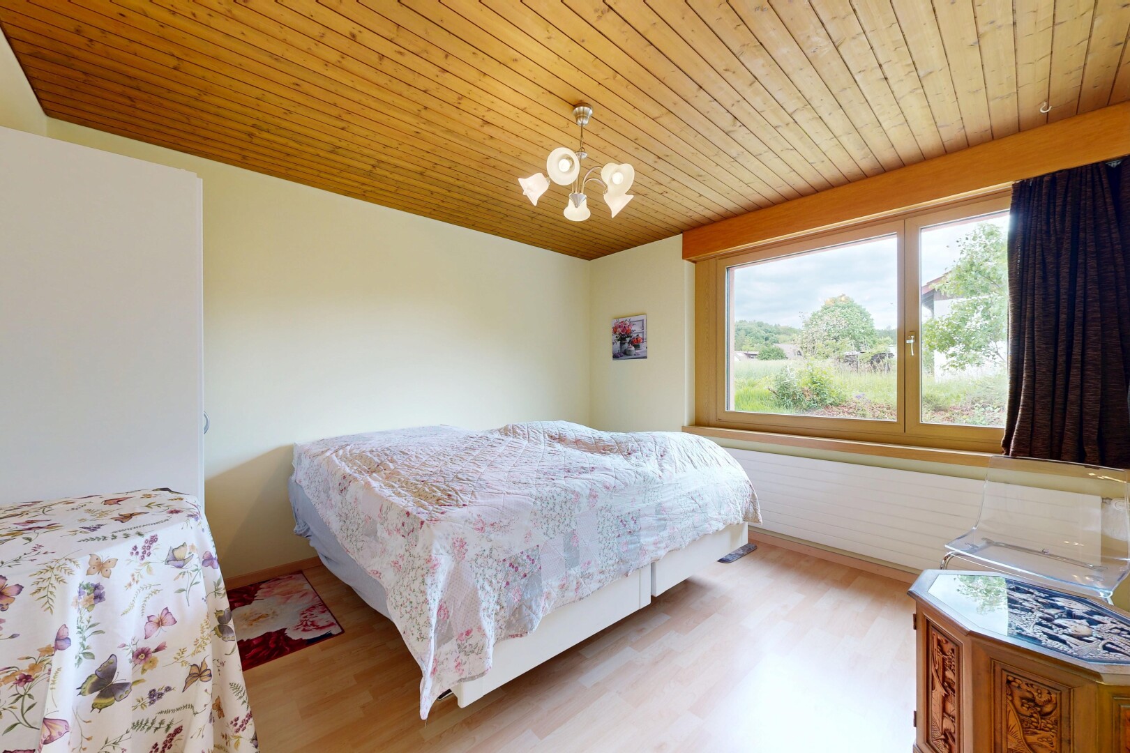 zimmer / schlafzimmer mit natürliches licht, natural light, inside property, holzfußboden, und wood finish floor