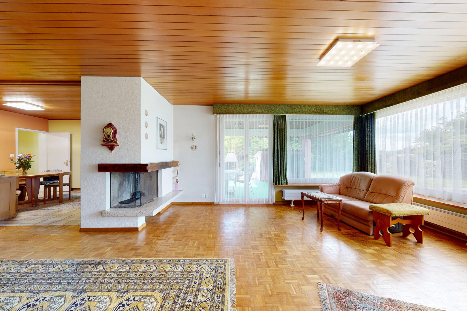 wohnzimmer mit inside property, natural light, natürliches licht, parquet floor, und wood finish floor