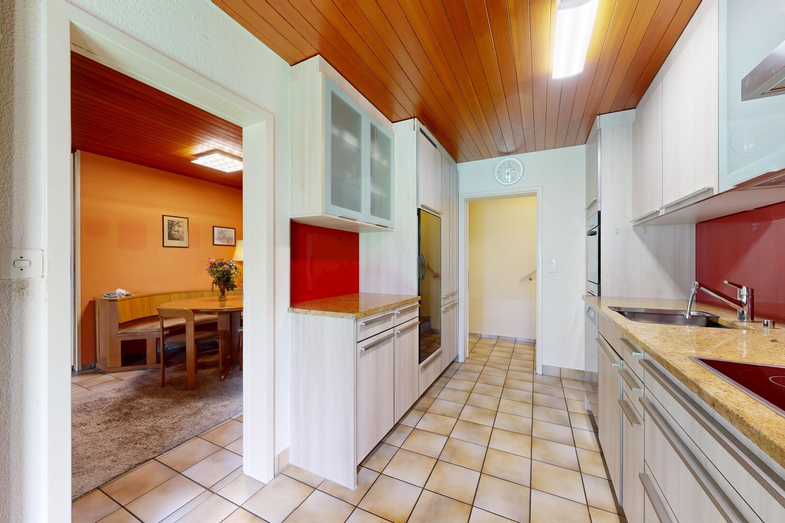 küche mit schränke mit glastüren, glass insert cabinets, weiße schränke, white cabinets, und light countertops