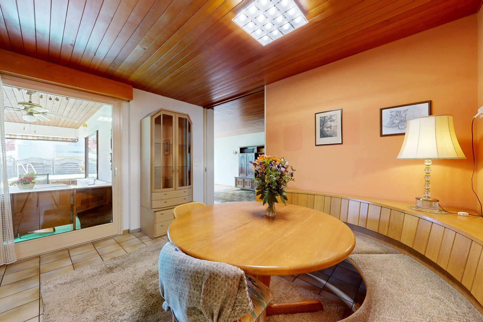 esszimmer mit gipskartonwand, drywall, holzdecke, wood ceiling, und inside property
