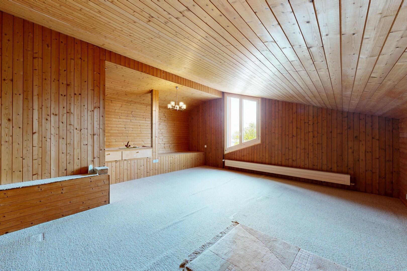 leerer raum mit holzwand, wood wall, bemerkenswerter kronleuchter, teppich, und carpet
