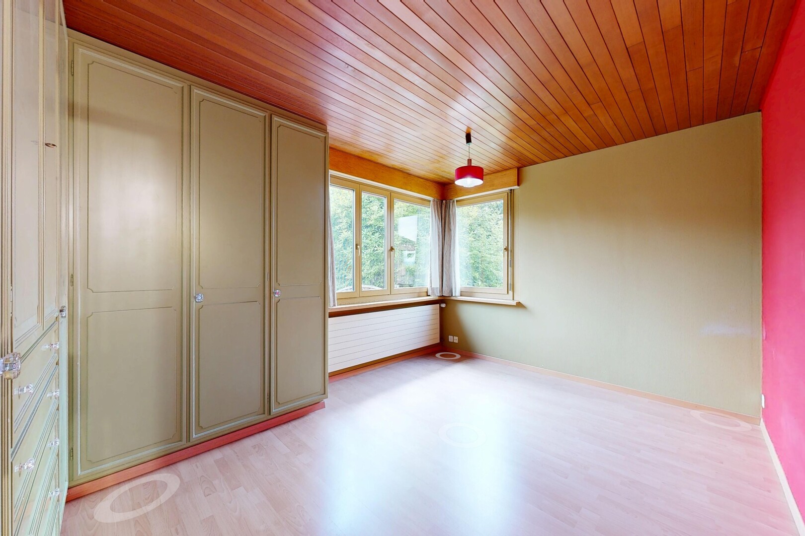 leerer raum mit natürliches licht, natural light, inside property, holzfußboden, und wood finish floor