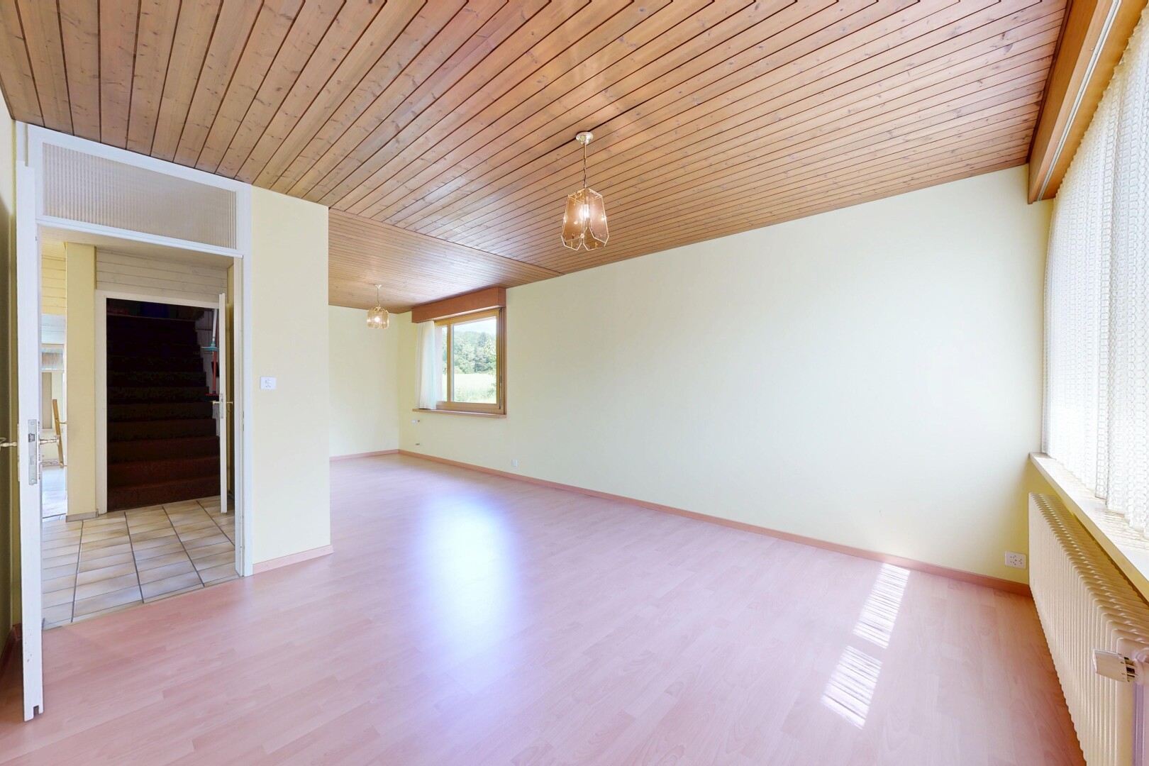 leerer raum mit wood ceiling, holzdecke, inside property, wood finish floor, und holzfußboden