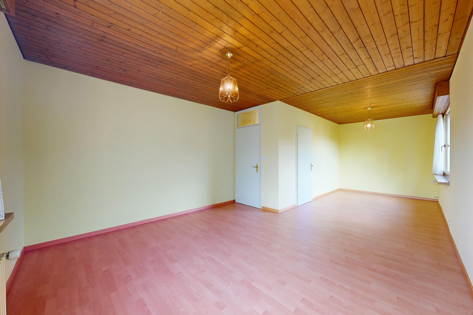 leerer raum mit inside property, wood finish floor, holzfußboden, drywall, und gipskartonwand