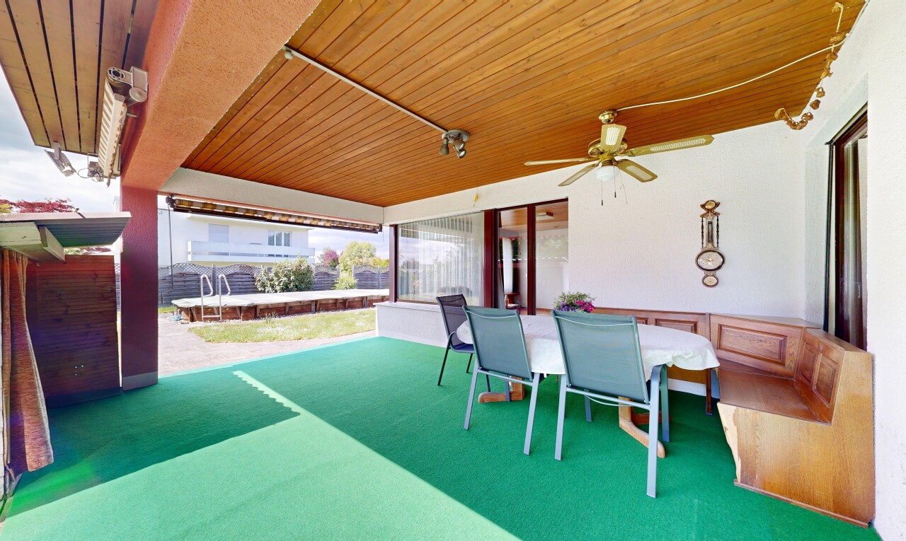 terrasse mit from property, deckenventilator, terrasse, und essbereich im freien