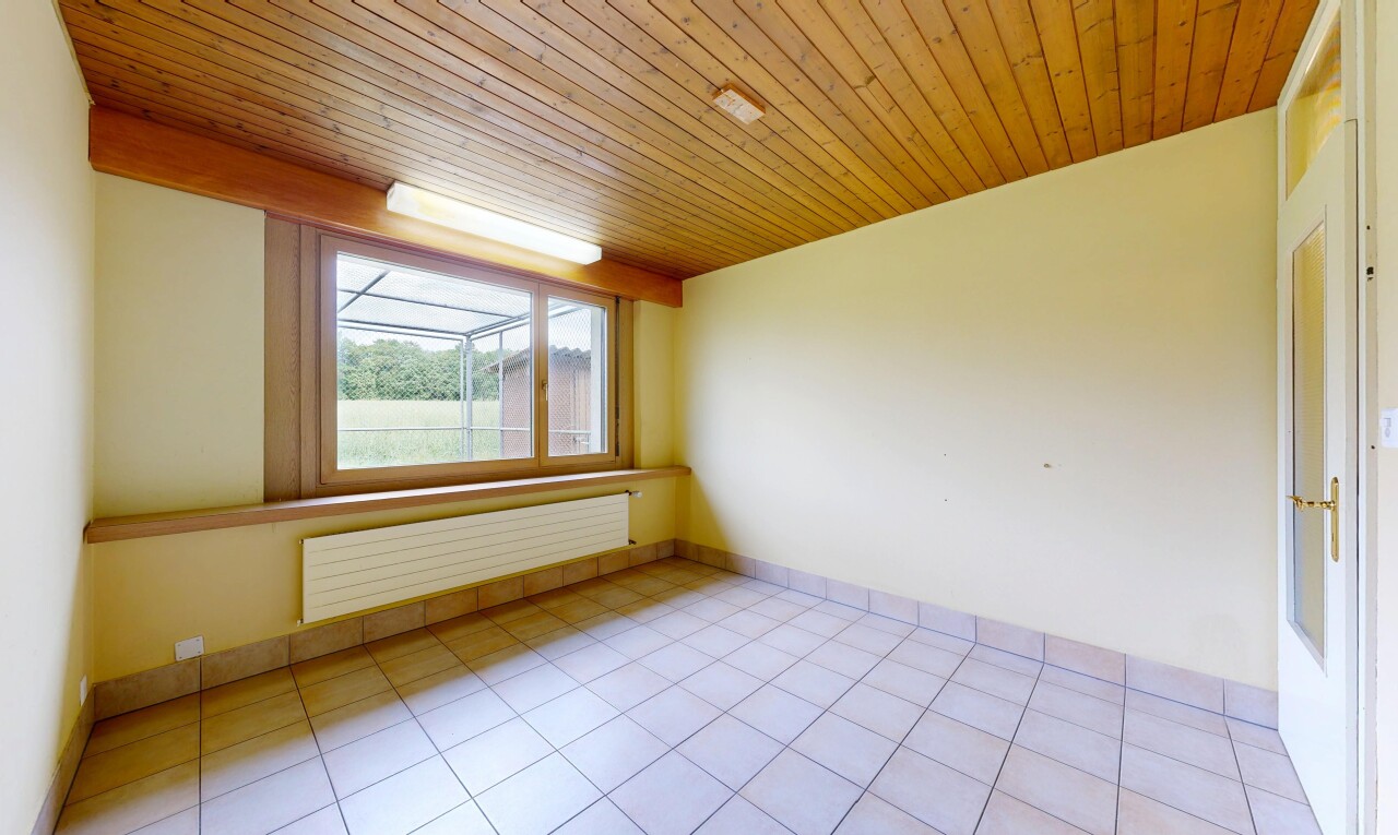 leerer raum mit kühler, natürliches licht, natural light, inside property, und gipskartonwand