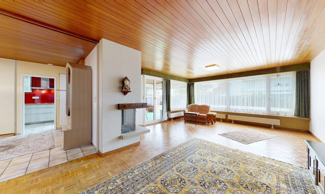wohnzimmer mit inside property, wood ceiling, holzdecke, parquet floor, und natural light