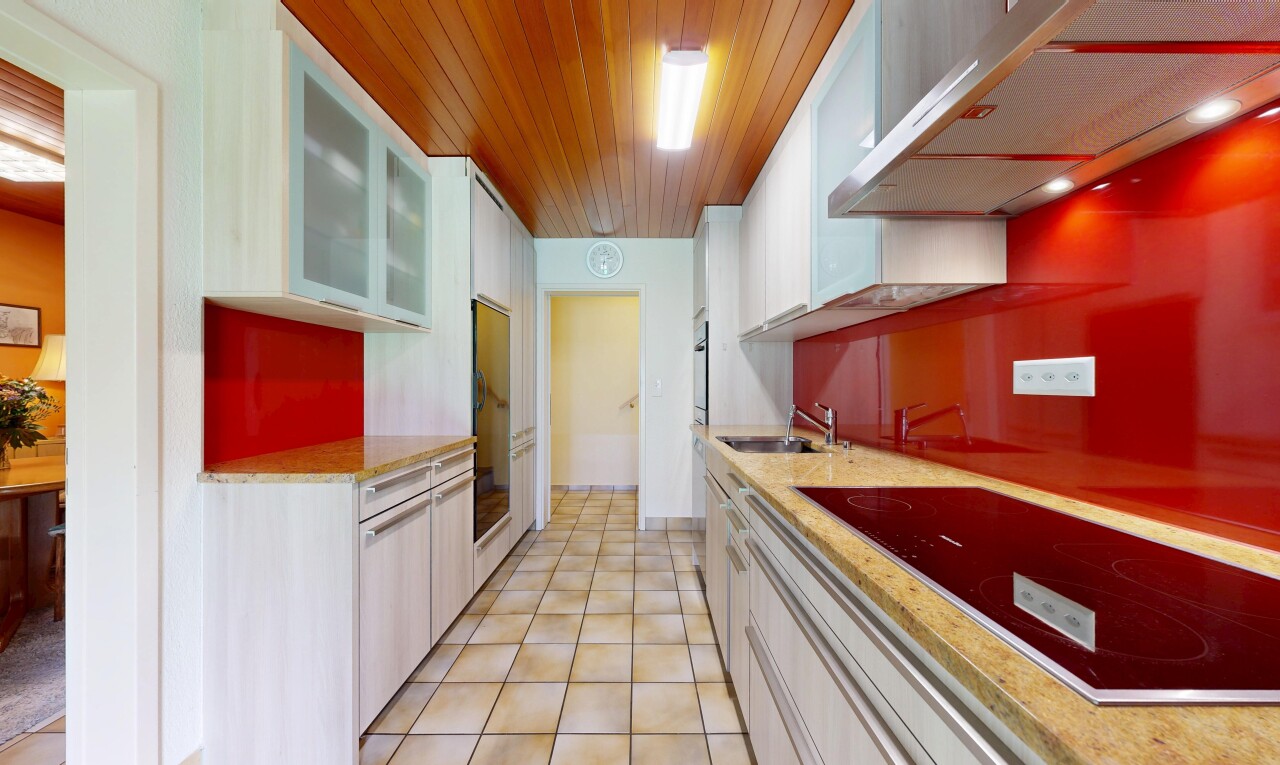 küche mit weiße schränke, white cabinets, schränke mit glastüren, glass insert cabinets, und dunstabzugshaube