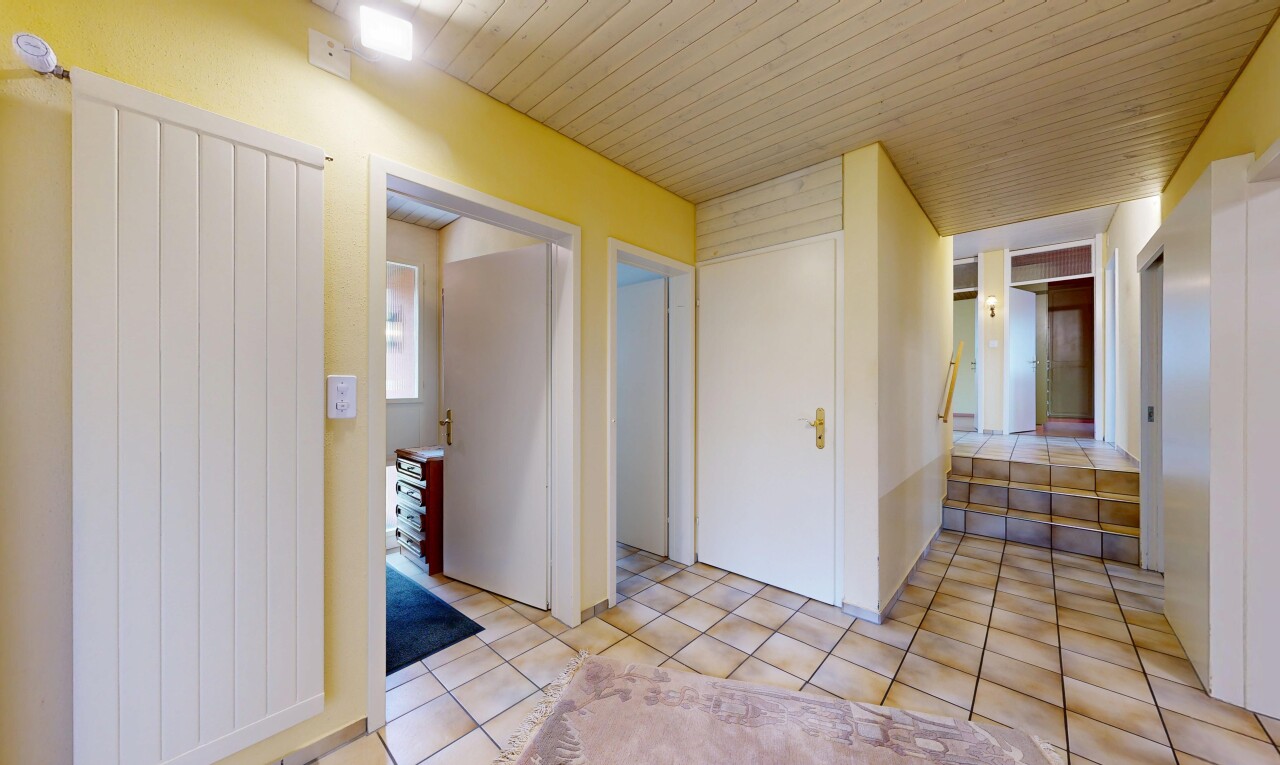 halle / korridor mit inside property, gipskartonwand, drywall, light floor, und fliesenboden