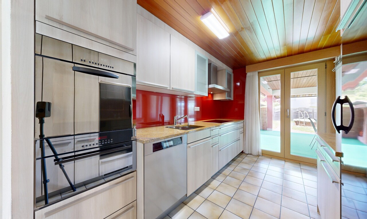 küche mit light countertops, arbeitsplatten, light floor, dunstabzugshaube, und white cabinets