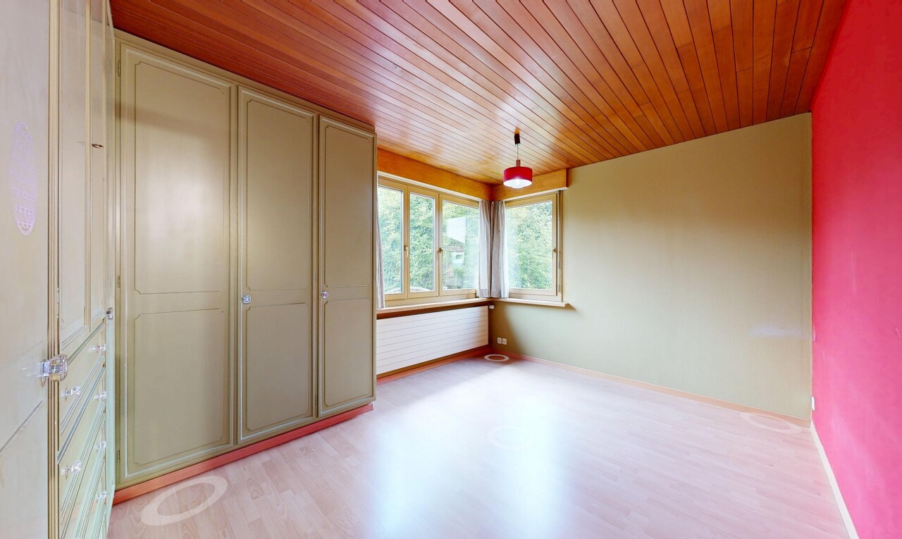 leerer raum mit natürliches licht, natural light, inside property, holzfußboden, und wood finish floor