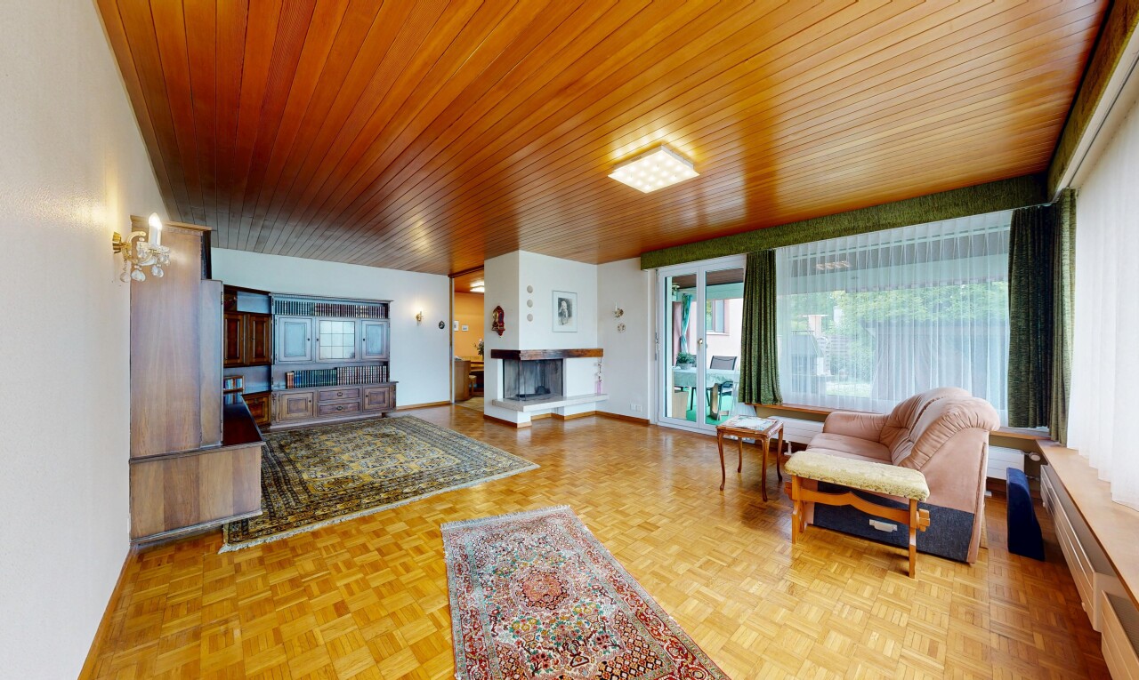 rezeption / lobby mit natural light, wood ceiling, inside property, drywall, und parquet floor