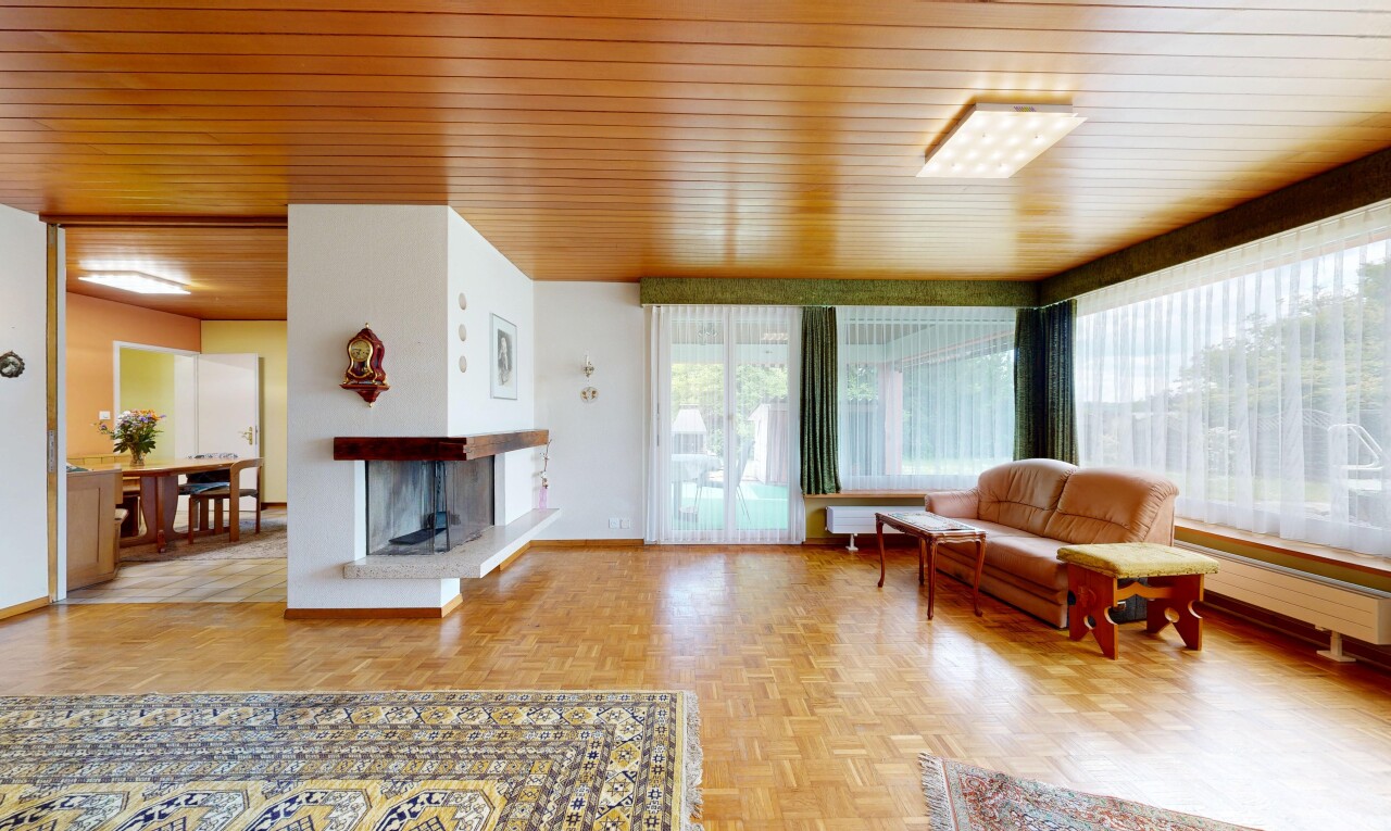 wohnzimmer mit inside property, natural light, natürliches licht, parquet floor, und wood finish floor