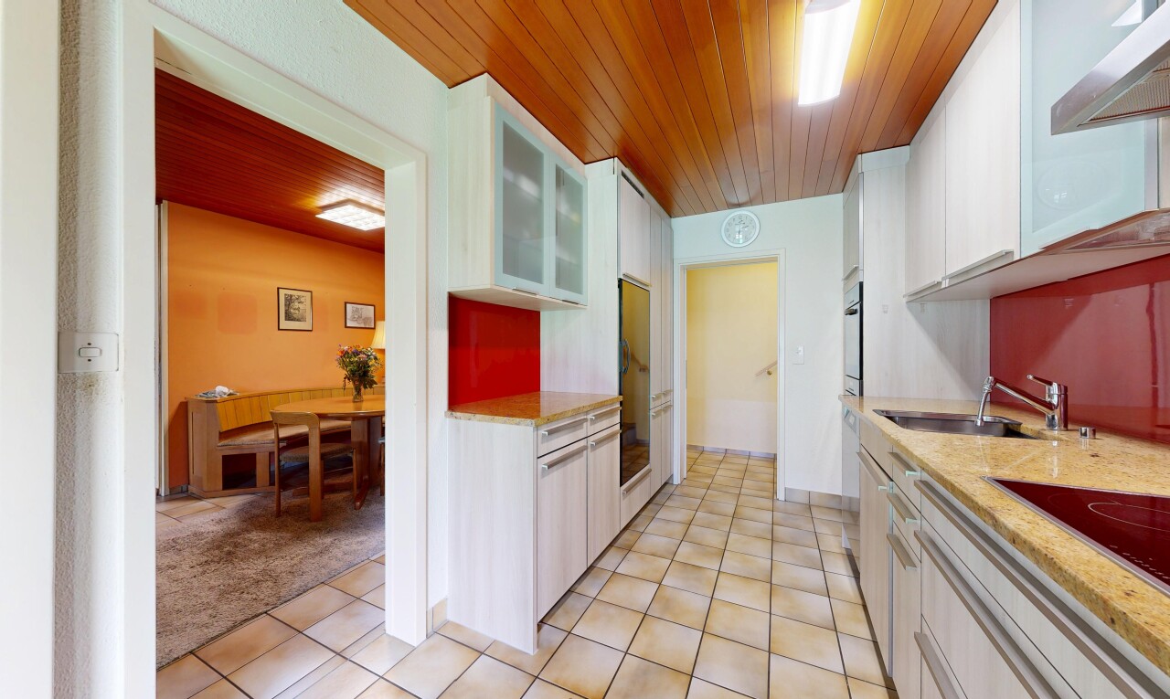 küche mit schränke mit glastüren, glass insert cabinets, weiße schränke, white cabinets, und light countertops