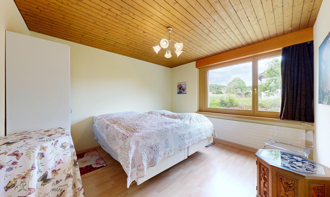 zimmer / schlafzimmer mit natürliches licht, natural light, inside property, holzfußboden, und wood finish floor