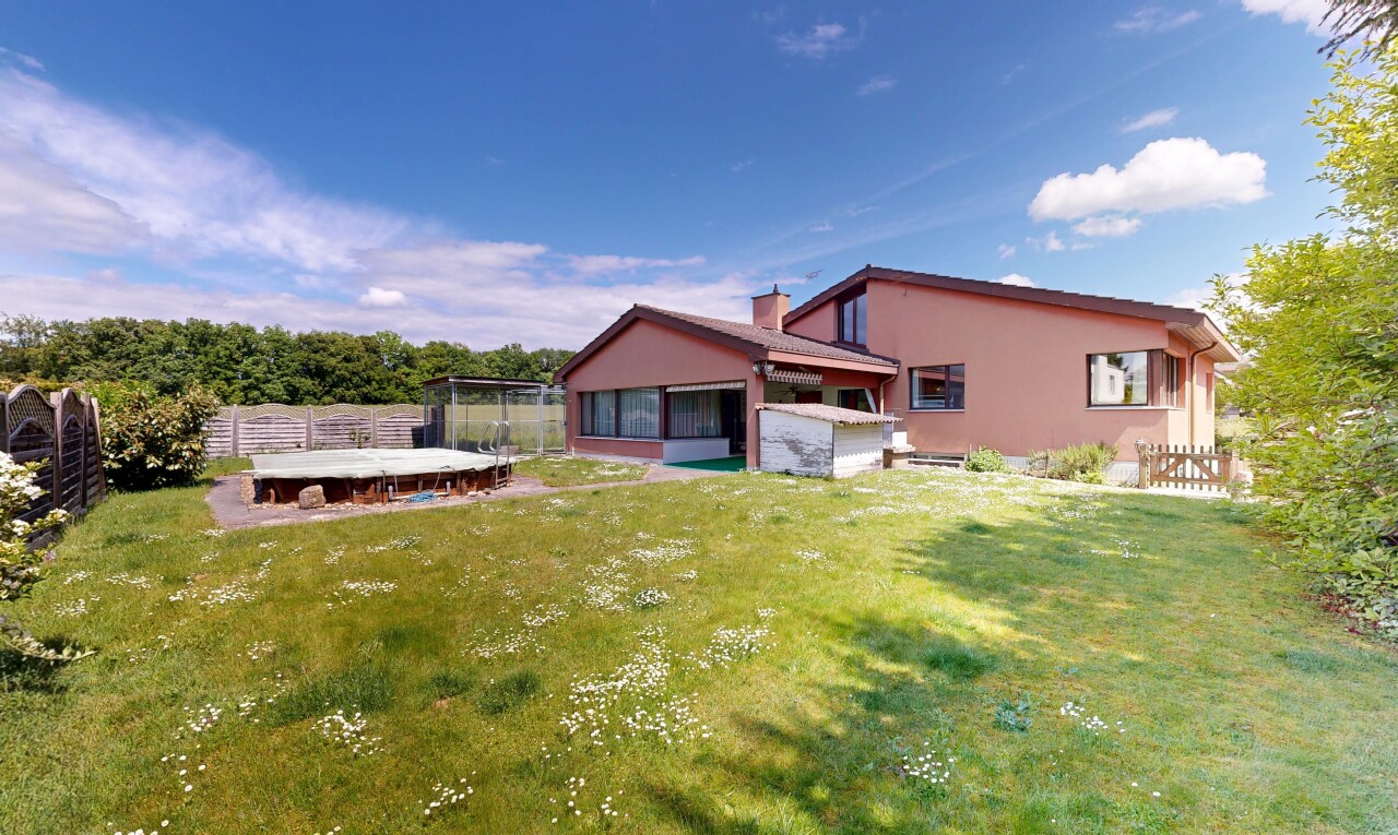 außenansicht mit from property, wintergarten, stuckverkleidung, trampolin, und zaun