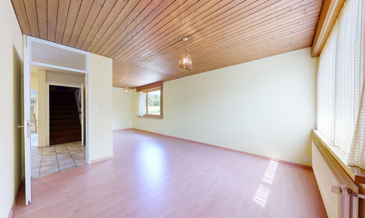 leerer raum mit wood ceiling, holzdecke, inside property, wood finish floor, und holzfußboden
