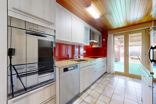 küche mit light countertops, arbeitsplatten, light floor, dunstabzugshaube, und white cabinets