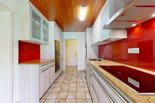 küche mit weiße schränke, white cabinets, schränke mit glastüren, glass insert cabinets, und dunstabzugshaube