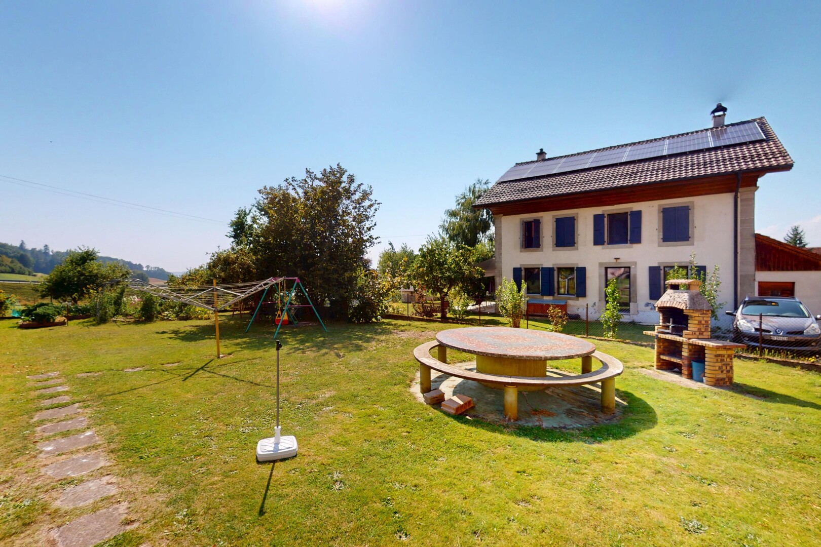 garten mit rasen, day time, und terrasse