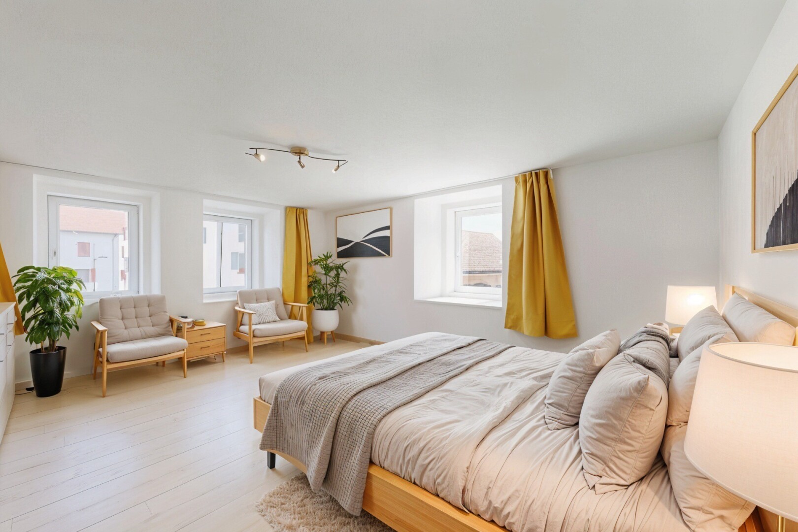 zimmer / schlafzimmer mit natural light, natürliches licht, drywall, gipskartonwand, und wood finish floor