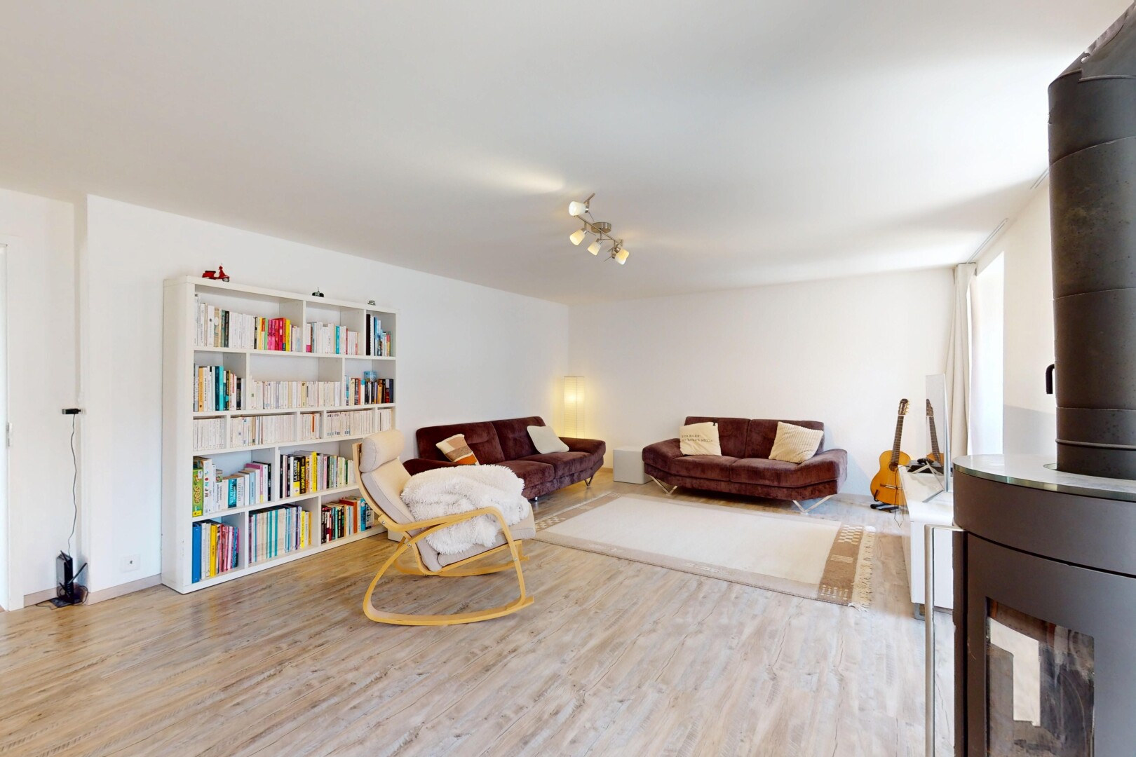 wohnzimmer mit inside property, gipskartonwand, drywall, holzfußboden, und wood finish floor