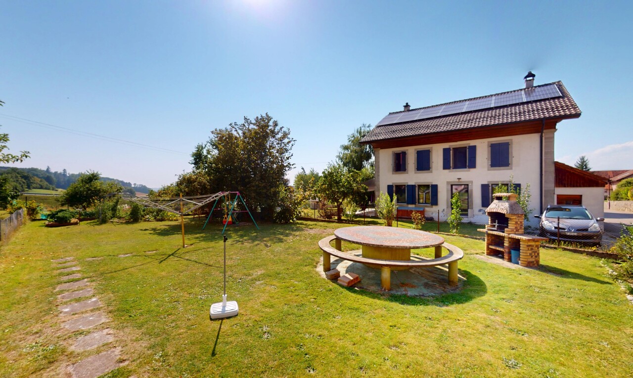 garten mit rasen, day time, und terrasse
