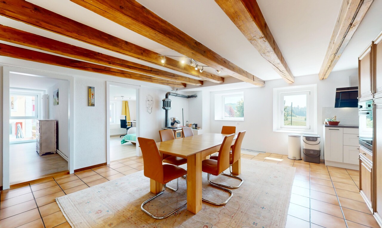 esszimmer mit tile floor, fliesenboden, natural light, natürliches licht, und beamed ceiling