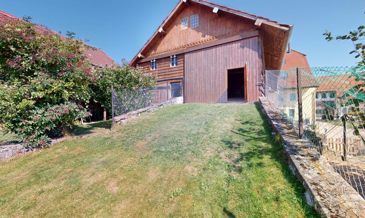 außenansicht mit holzverkleidung, rasen, vertikale verkleidung, property visible, und day time