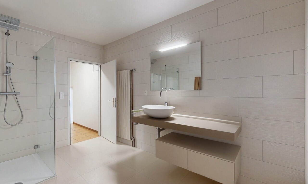 bad mit fliesenwand, tile wall, spiegel, dusche, und komplettes badezimmer