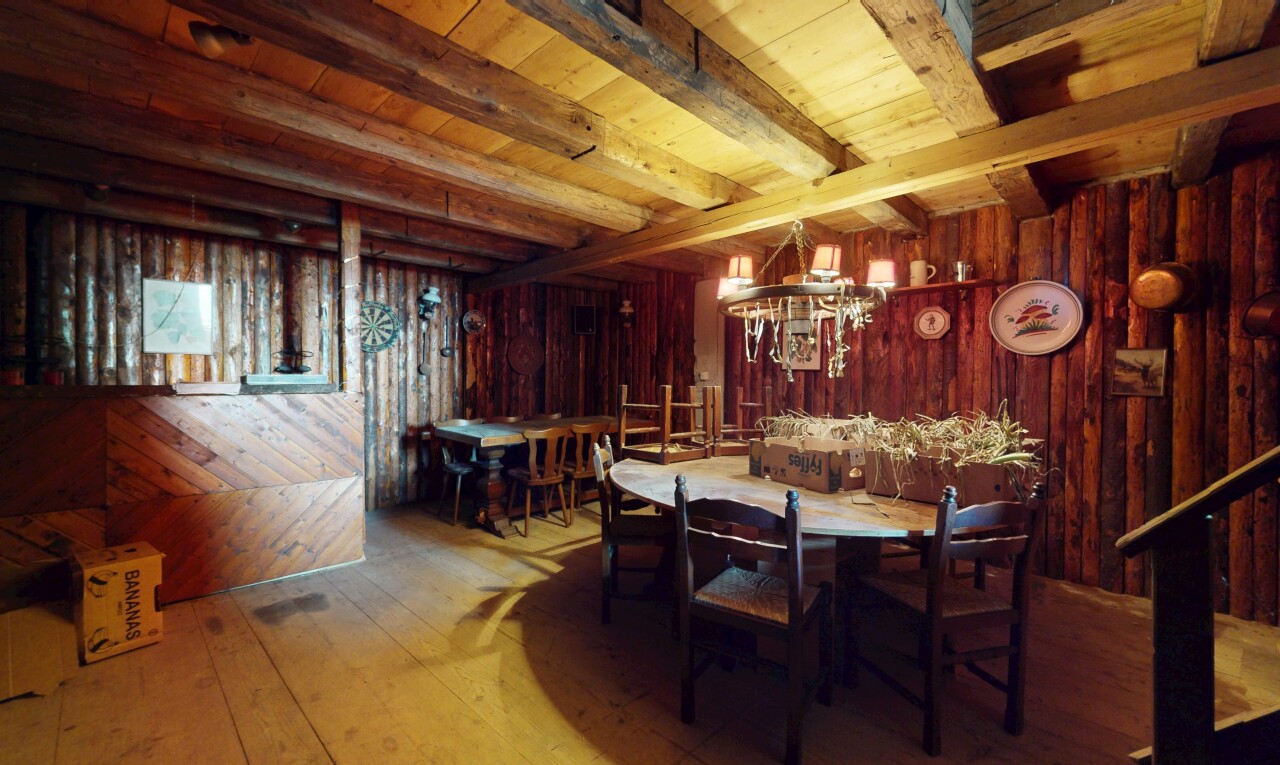 esszimmer mit wood wall, holzwand, wood finish floor, holzfußboden, und beamed ceiling