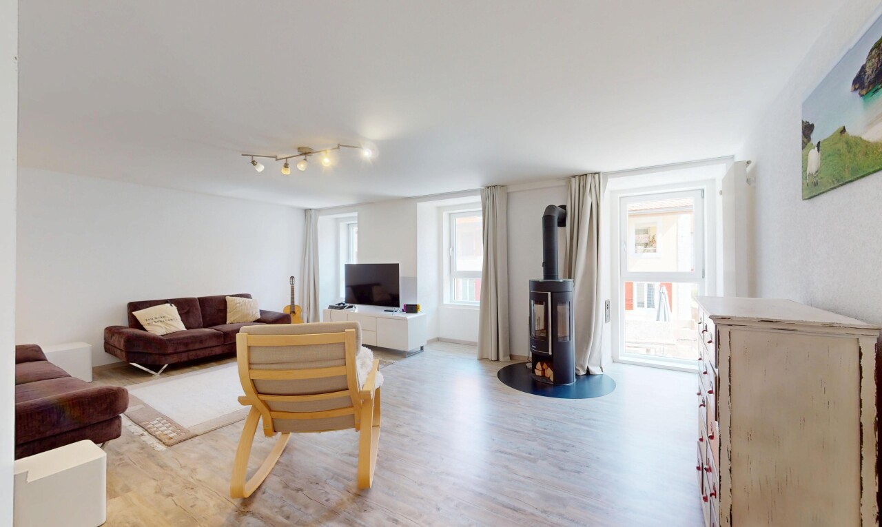 wohnzimmer mit holzofen, natürliches licht, natural light, holzfußboden, und wood finish floor