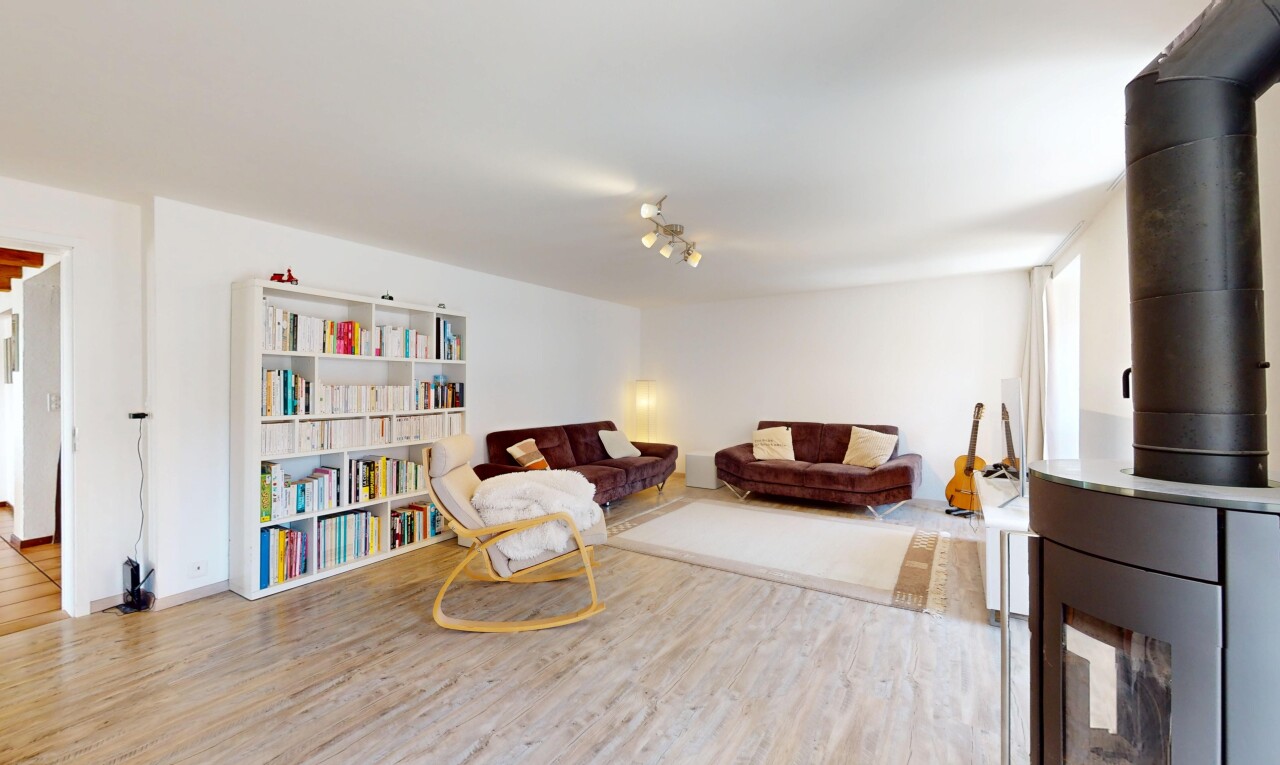 wohnzimmer mit inside property, gipskartonwand, drywall, holzfußboden, und wood finish floor
