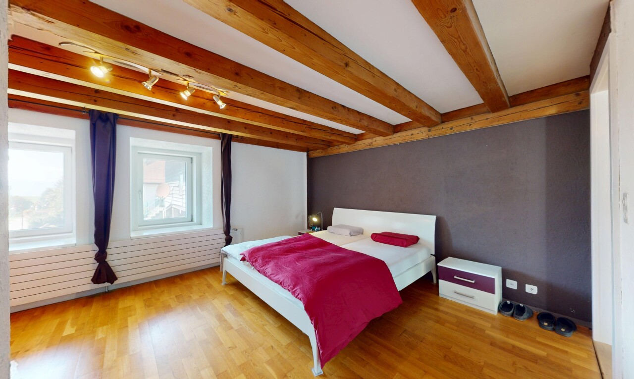 zimmer / schlafzimmer mit beamed ceiling, balkendecke, track lighting, deckenbeleuchtung, und natural light