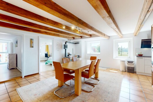 esszimmer mit tile floor, fliesenboden, natural light, natürliches licht, und beamed ceiling