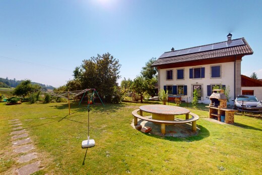 garten mit rasen, day time, und terrasse