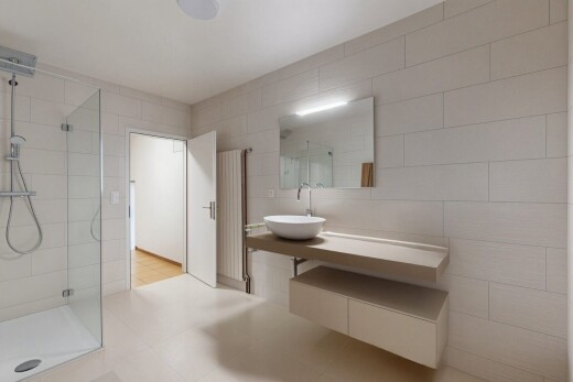 salle de bains avec mur en carrelage, tile wall, miroir, douche, et salle de bain complète