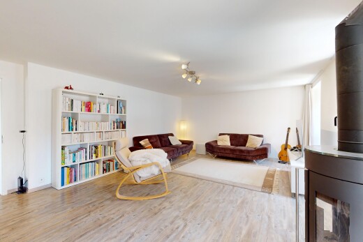 salon avec inside property, cloison sèche, drywall, sol en finition bois, et wood finish floor