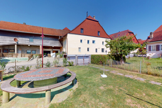 außenansicht mit zaun, terrasse, rasen, und day time