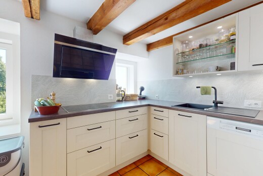 küche mit küchenrückwand beim herd, küchenrückwand beim Herd, offene regale, balkendecke, und beamed ceiling