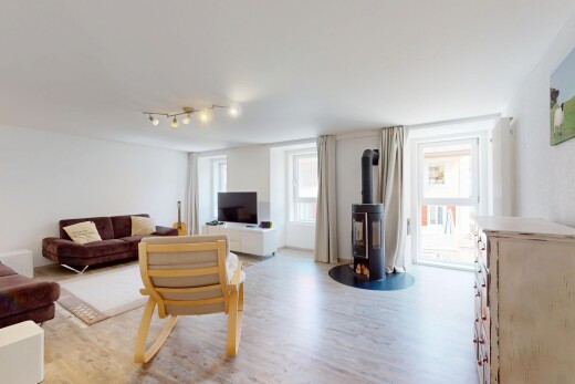 wohnzimmer mit holzofen, natürliches licht, natural light, holzfußboden, und wood finish floor