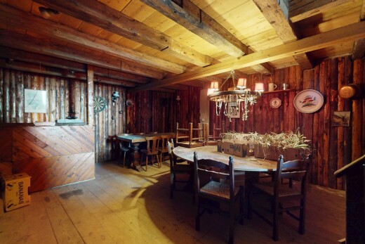 esszimmer mit wood wall, holzwand, wood finish floor, holzfußboden, und beamed ceiling