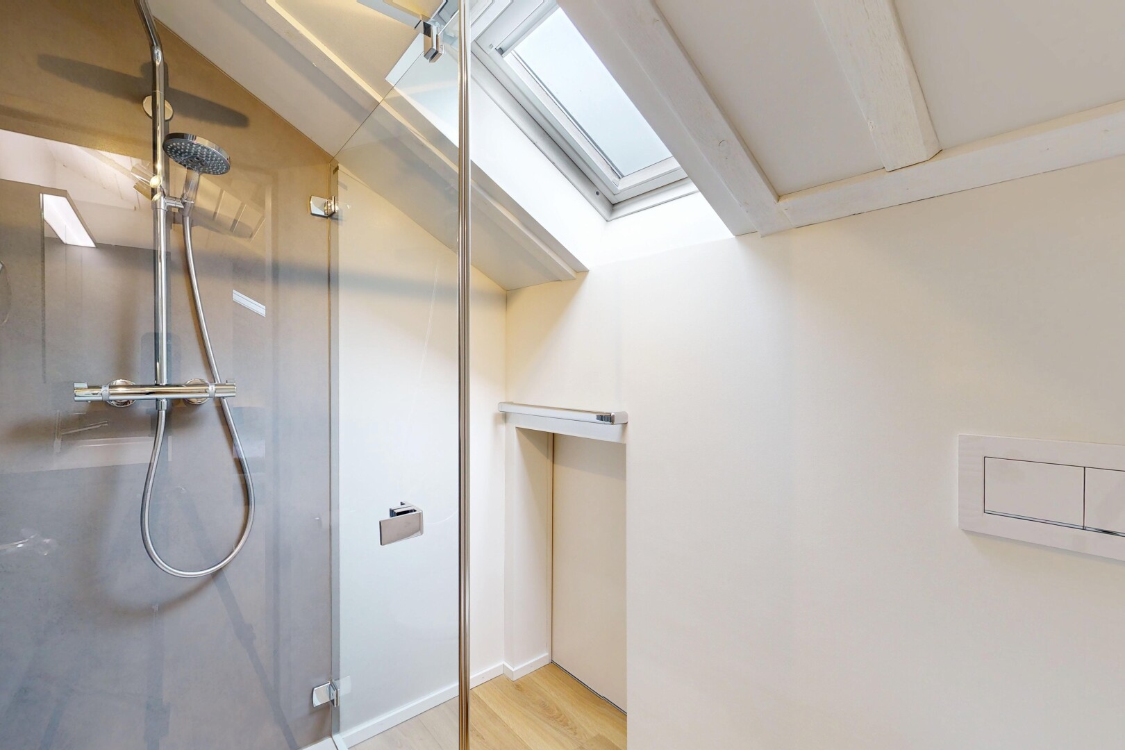 bad mit dachfenster, dusche, inside property, komplettes badezimmer, und drywall