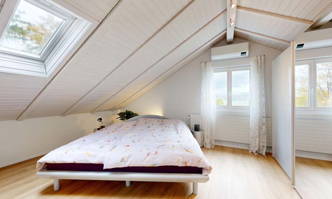 zimmer / schlafzimmer mit vaulted ceiling, dachschräge, zusätzliches zimmer, beamed ceiling, und balkendecke