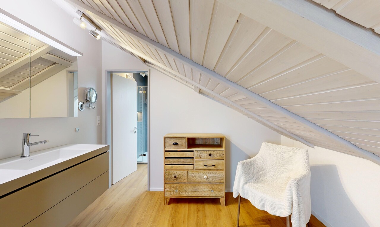 zimmer / schlafzimmer mit holzfußboden, wood finish floor, gipskartonwand, drywall, und holzdecke