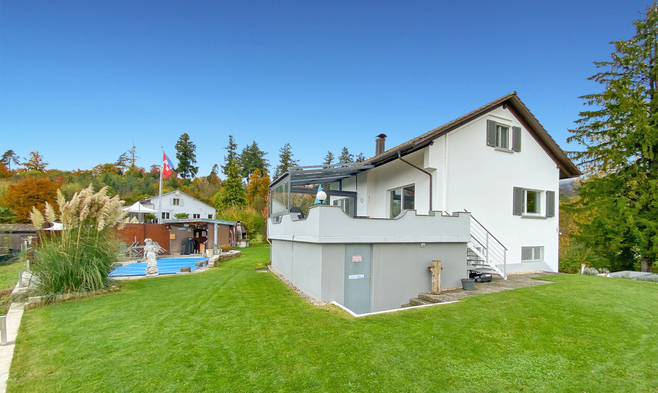 außenansicht mit rasen, property visible, treppen, day time, und schwimmbad