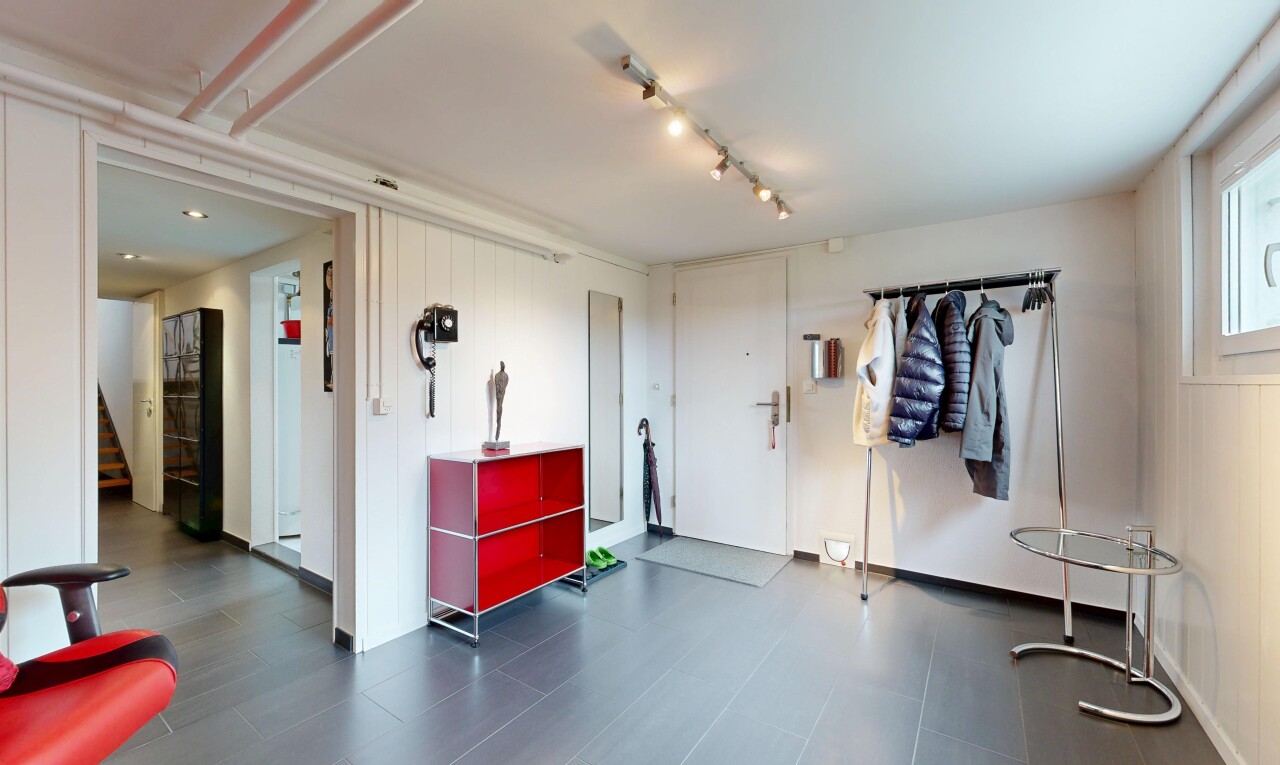 wohnzimmer mit inside community, low ceiling, niedrige decke, und treppen