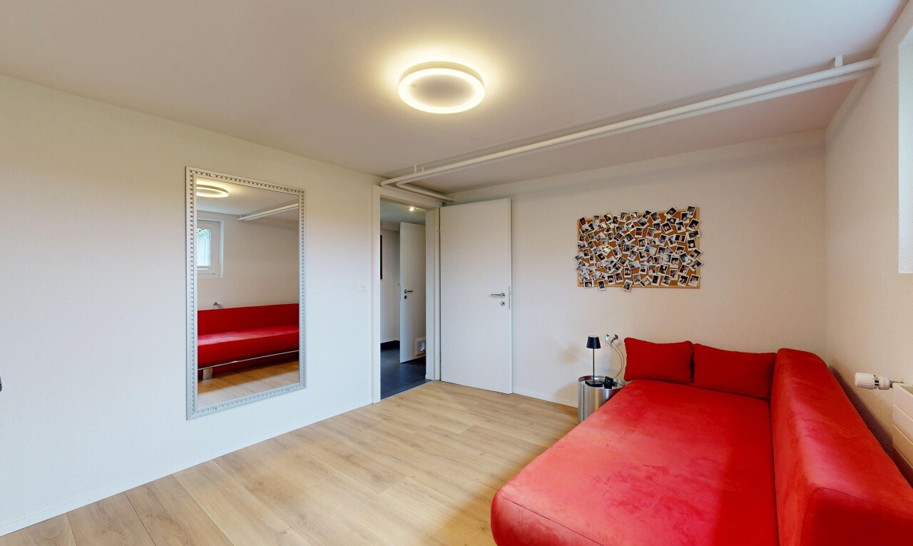 wohnzimmer mit wood finish floor, holzfußboden, drywall, gipskartonwand, und inside property